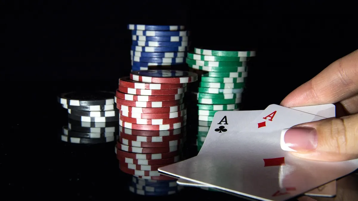 Pokermarker och spelkort